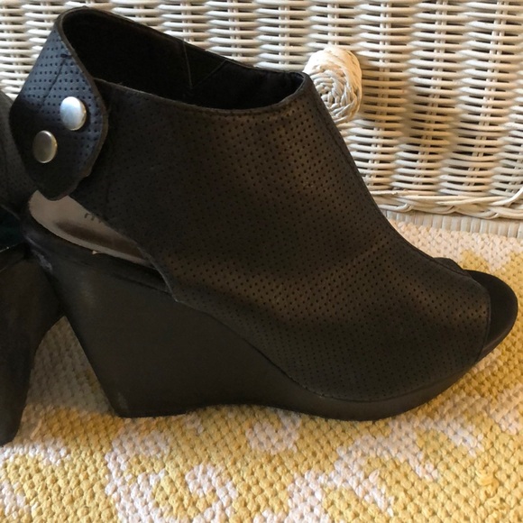 Open toed Wedge - Picture 2 of 3